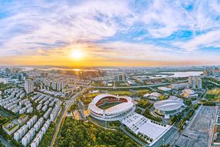 终场哨响，山东泰山多位球员围住本场约旦主裁要说法